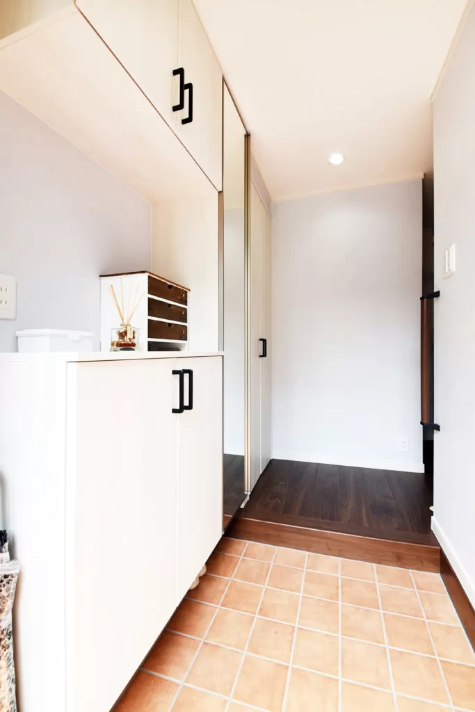 築40年鉄骨造３階建て 玄関アフター｜合同会社曉