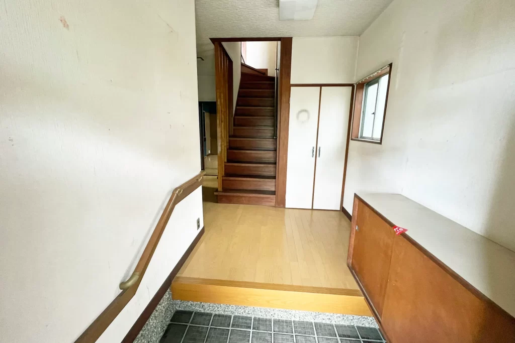 築50年木造2階建て 玄関 ビフォー｜合同会社曉