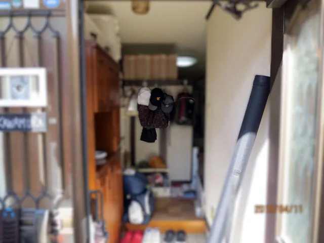 築40年鉄骨造３階建て 玄関 ビフォー｜合同会社曉