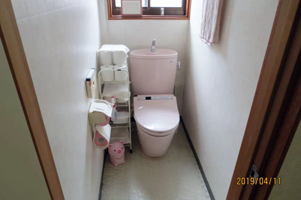 築40年鉄骨造３階建て トイレ ビフォー｜合同会社曉