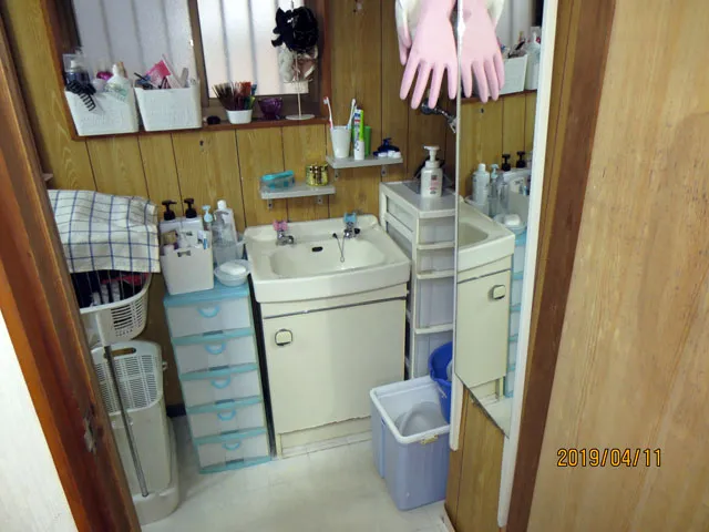 築40年鉄骨造３階建て 洗面所 ビフォー｜合同会社曉